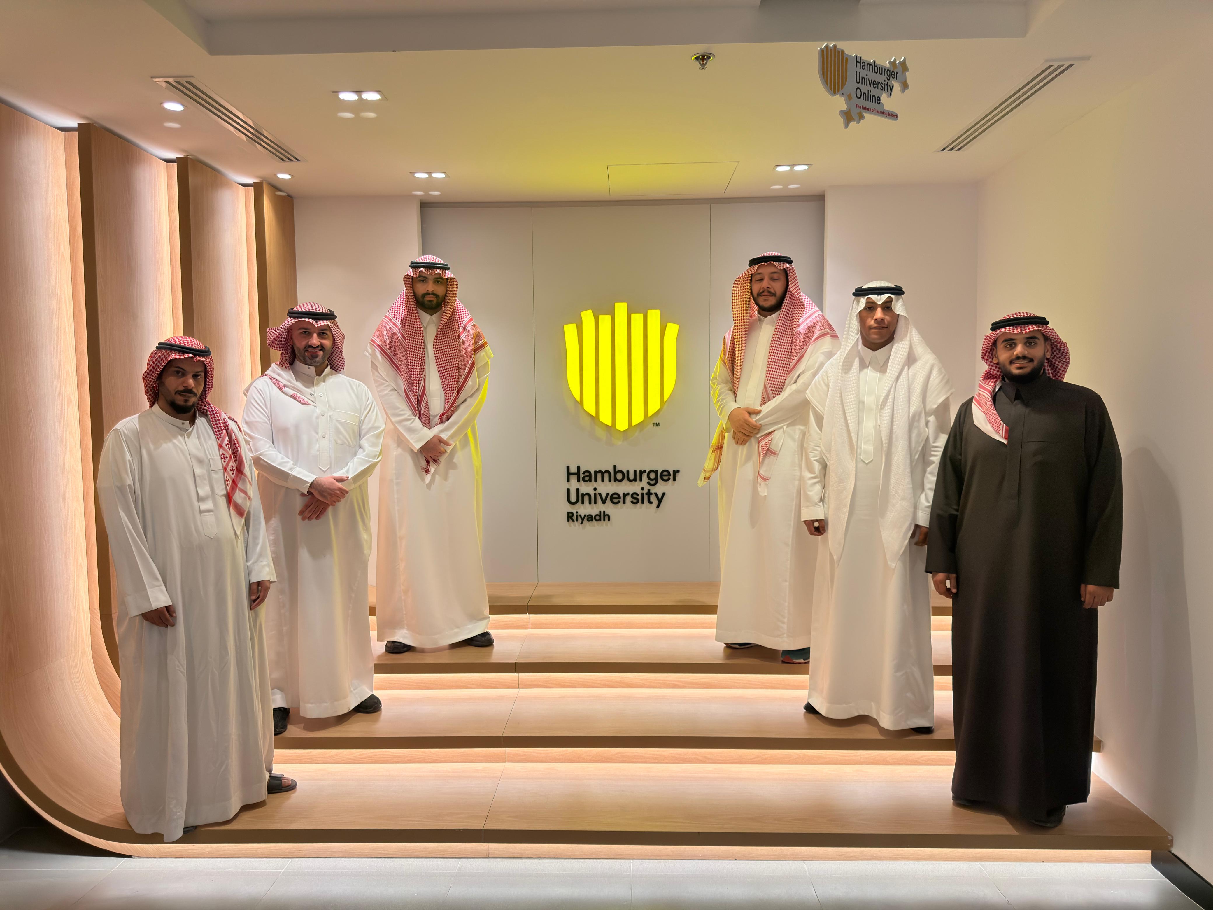 احتفلت ماكدونالدز السعودية بتخريج 12 موظفًا سعوديًا