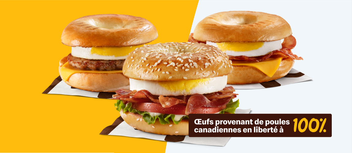 Une vignette d’un carrousel mobile McDonald’s avec un arrière-plan jaune et le titre « Ça c’est un bon matin », écrit en gras dans le coin supérieur gauche. À droite, on voit deux sandwichs-déjeuner sur bagel et un verre McCafé. Dans le coin inférieur droit, les mots « Œufs provenant de poules canadiennes en liberté à 100 % » inscrits dans une bande horizontale.