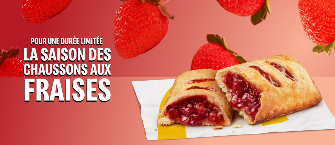 Deux Chaussons aux fraises à la pâte feuilletée dorée et à la garniture chaude aux fraises sont chevauchés devant un arrière-plan rouge vif avec un motif de fraises.