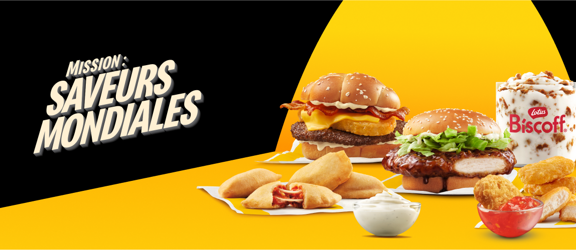 Un faisceau de lumière est projeté sur différents produits du menu Mission : saveurs mondiales de McDonald’s. Il y un hamburger rösti, un sandwich au poulet teriyaki, un McFlurry® Biscoff®, des bouchées de McPizza, et des Poulet McCroquettes avec une sauce de style mayonnaise à l’ail et une sauce chili sucrée épicée. À côté, on voit les mots « Mission : saveurs mondiales ».