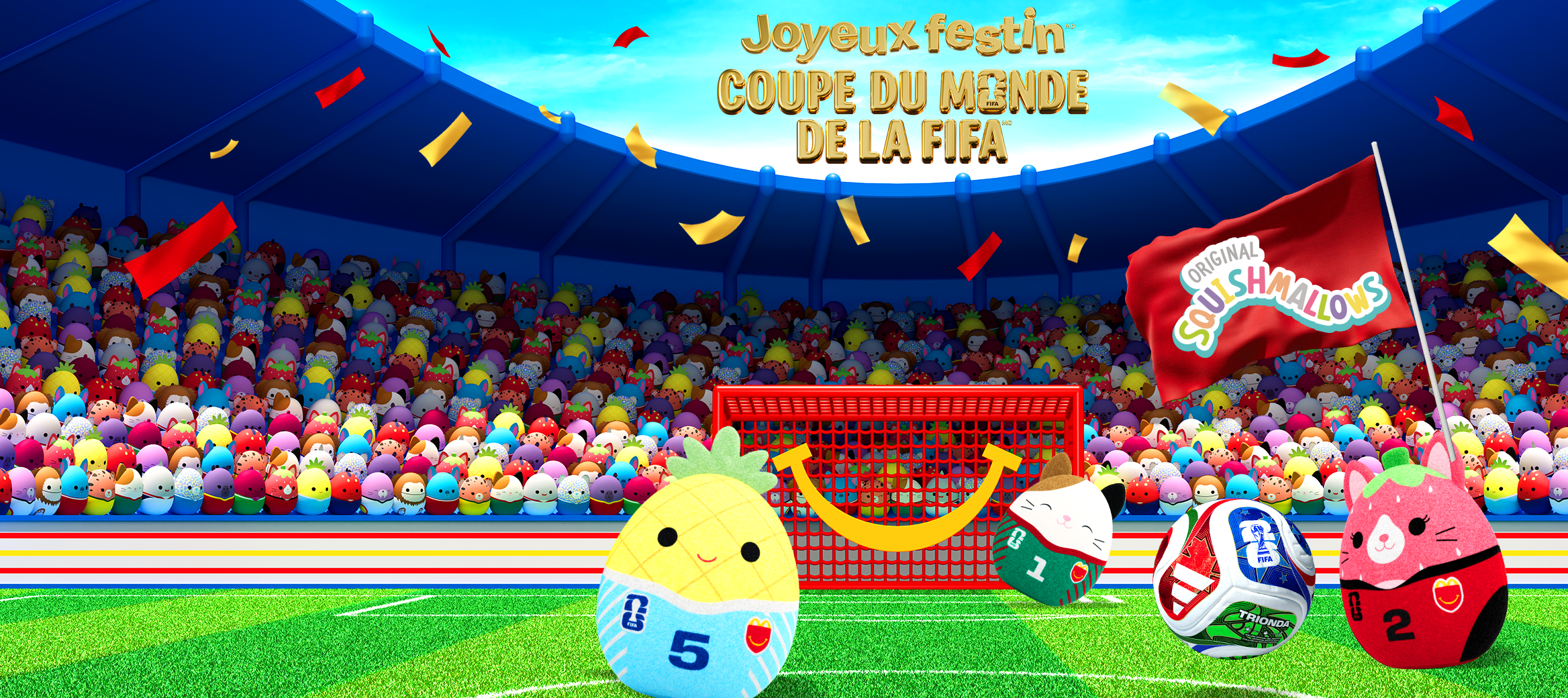 Une image statique montrant Maui, Oima et Cam, trois personnages de FIFA et Squishmallows, en train de jouer au soccer dans un stade rempli de spectateurs Squishmallows. Les trois personnages tentent de marquer dans un but rouge arborant le sourire du Joyeux festinMD. Au-dessus du but, un texte doré affiche JOYEUX FESTINMD COUPE DU MONDE DE LA FIFAMC. À gauche, un drapeau rouge présente le logo Squishmallows.  