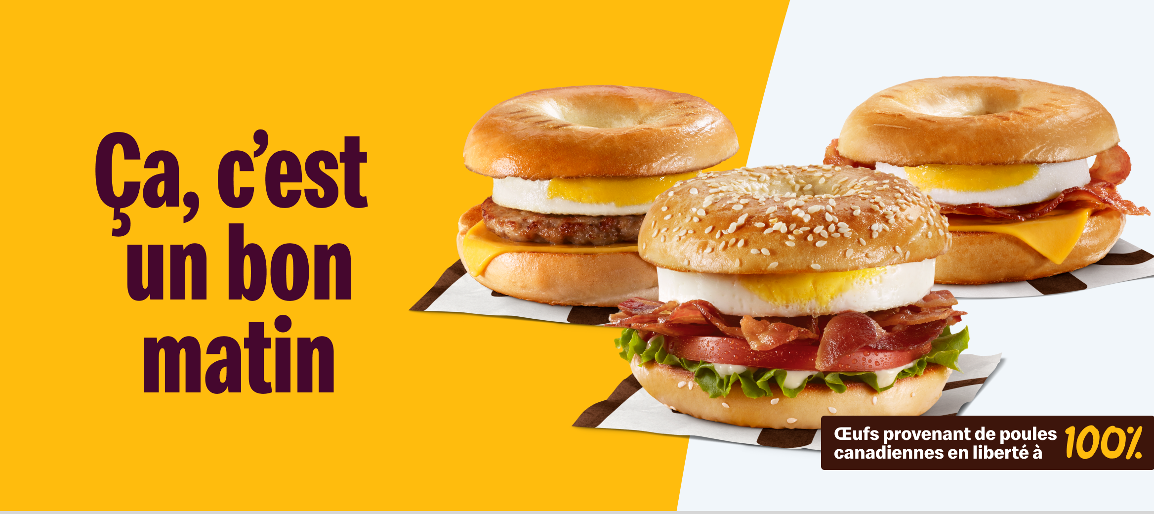 Une vignette d’un carrousel mobile McDonald’s avec un arrière-plan jaune et le titre « Ça c’est un bon matin », écrit en gras dans le coin supérieur gauche. À droite, on voit deux sandwichs-déjeuner sur bagel et un verre McCafé. Dans le coin inférieur droit, les mots « Œufs provenant de poules canadiennes en liberté à 100 % » inscrits dans une bande horizontale.