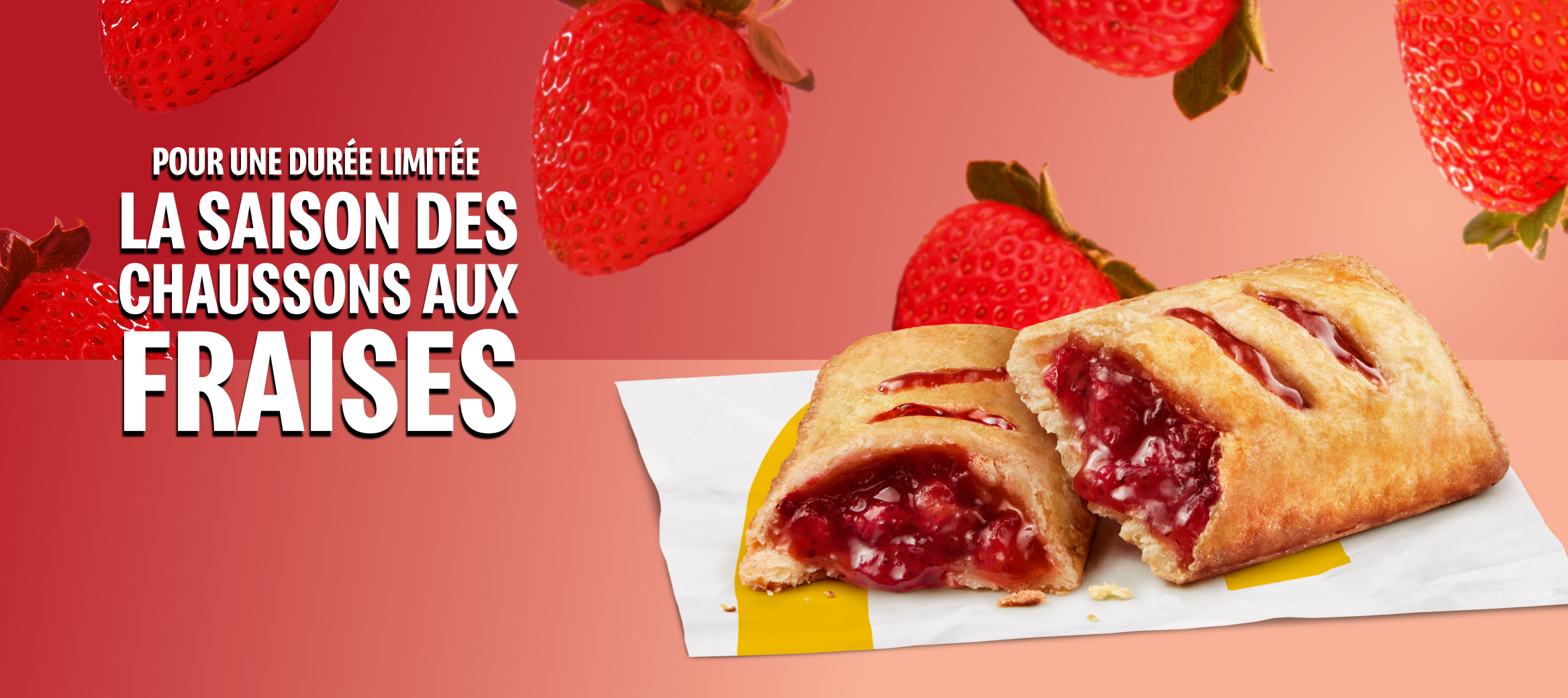 Deux Chaussons aux fraises à la pâte feuilletée dorée et à la garniture chaude aux fraises sont chevauchés devant un arrière-plan rouge vif avec un motif de fraises.