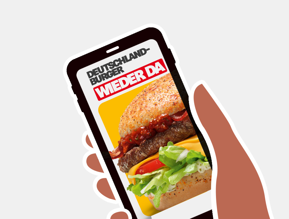 Eine Hand hält ein Smartphone hoch, auf dessen Screen der wiedergekehrte Philly Cheese Stack gezeigt wird.