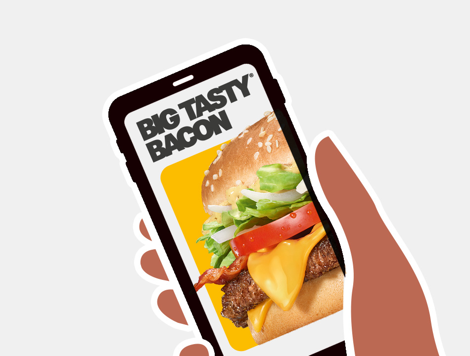 Eine Hand hält ein Smartphone hoch, auf dessen Screen der wiedergekehrte Philly Cheese Stack gezeigt wird.