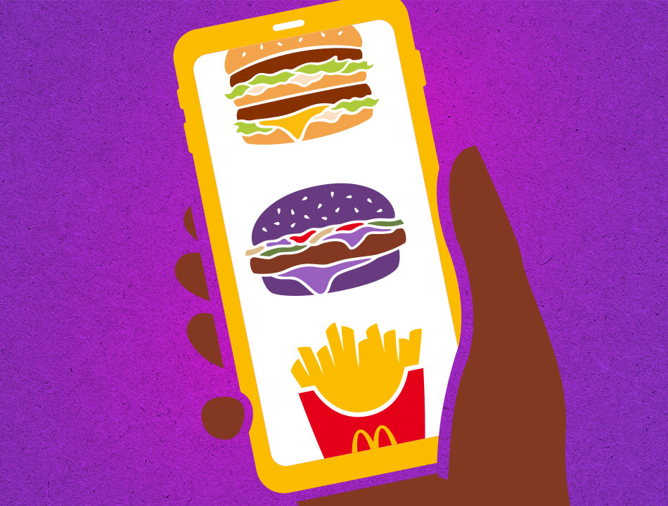 Eine Hand hält ein Smartphone hoch, auf dem Screen sieht man McDonald’s Produkte, im Fokus der Purple BBQ; alles auf lila Hintergrund.