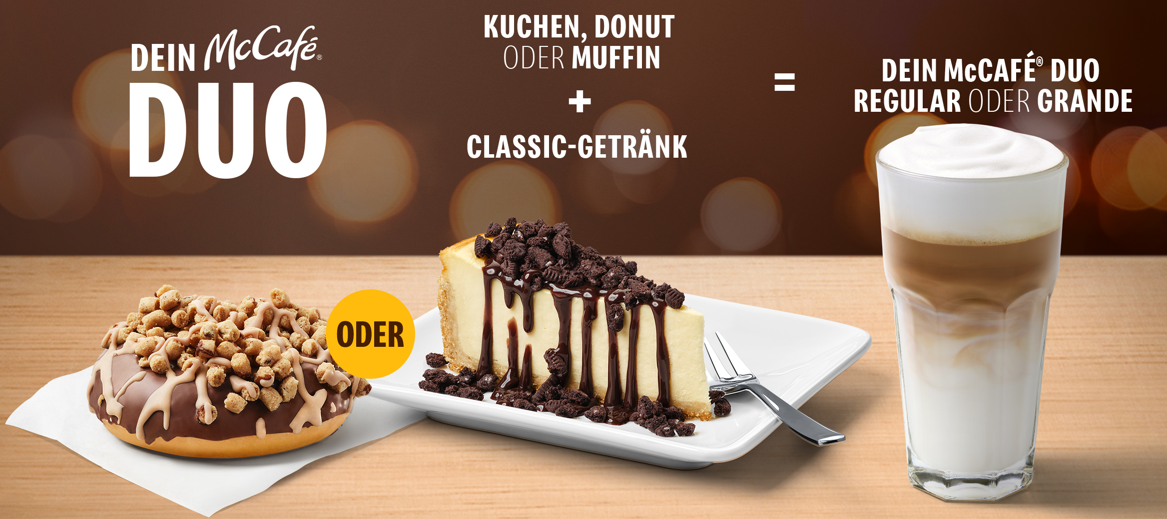 Mechanik des McCafé® DUOs. Kuchen oder Donut oder Muffin plus Classic-Getränk sind dein McCafé® DUO. Im Vordergrund ein Cookie Dough Donut und ein N.Y. Style Cheesecake mit OREO®-Topping und Schoko-Sauce sowie ein Latte Macchiato.