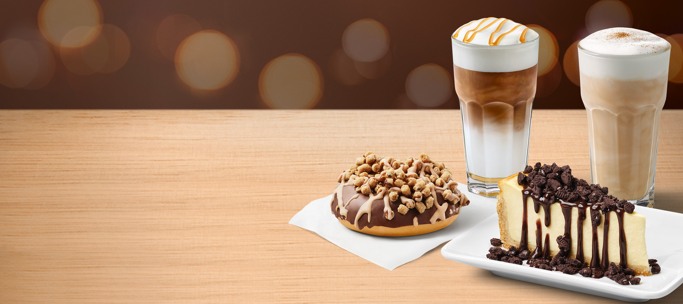 McCafé® Caramel Macchiato, Chai Latte, N.Y. Style Cheesecake mit OREO®-Topping und Schoko-Sauce und Cookie Dough Donut
