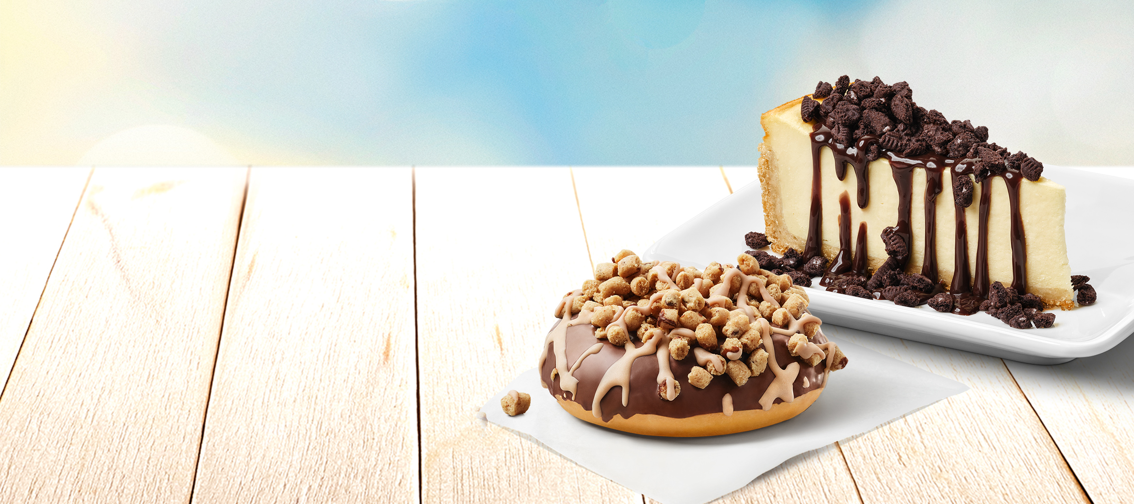 McCafé® N.Y. Style Cheesecake mit OREO®-Topping und Schoko-Sauce und Cookie Dough Donut