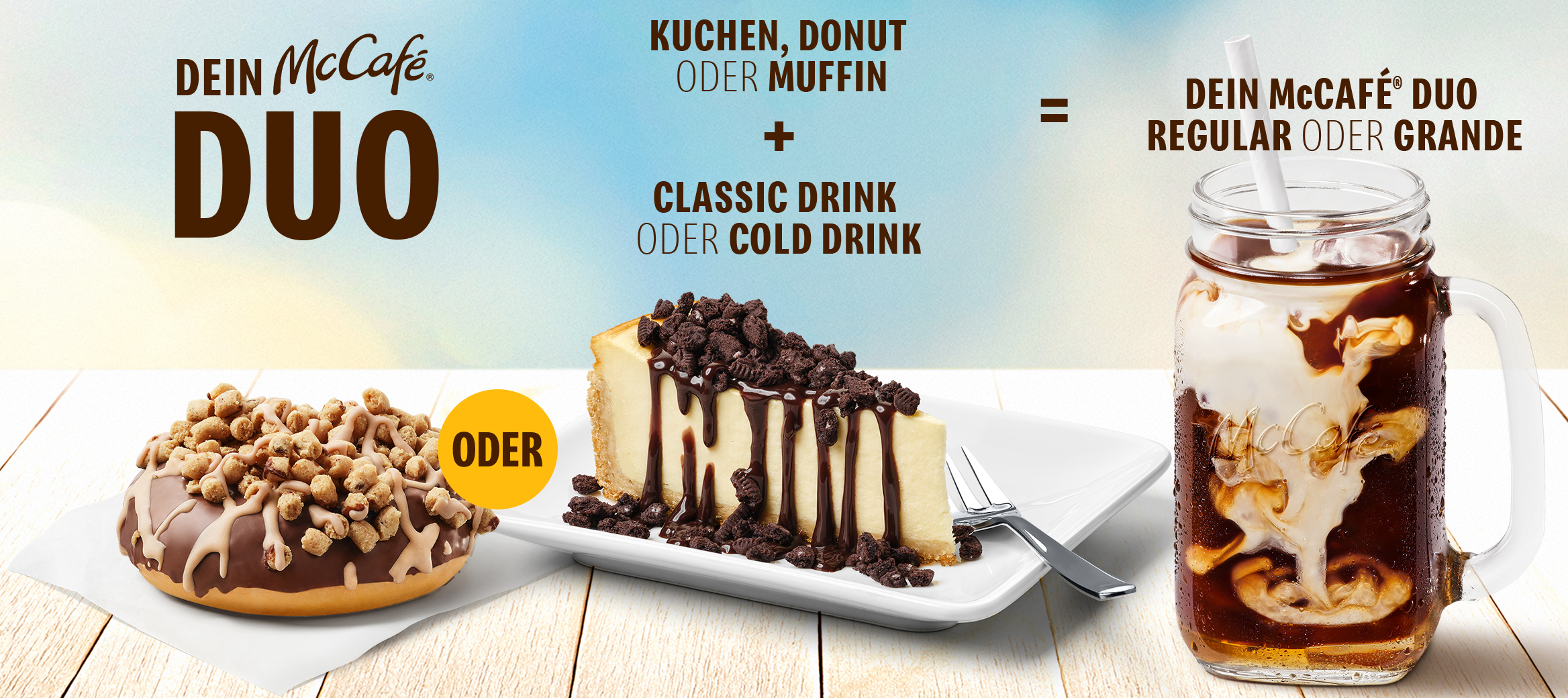 Mechanik des McCafé® DUOs. Kuchen oder Donut oder Muffin plus Classic-Getränk oder Cold Drink sind dein McCafé® DUO. Im Vordergrund ein Cookie Dough Donut und ein N.Y. Style Cheesecake mit OREO®-Topping und Schoko-Sauce sowie ein Cold Brew Caramel Latte.