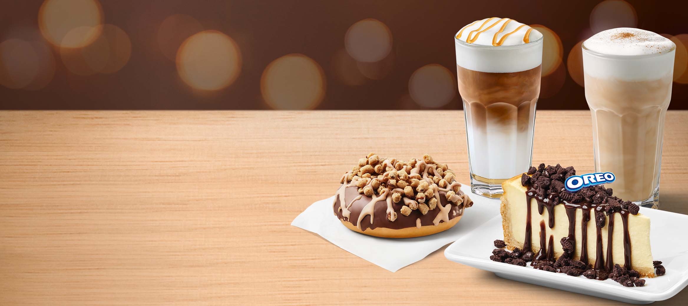 McCafé® Caramel Macchiato, Chai Latte, N.Y. Style Cheesecake mit OREO®-Topping und Schoko-Sauce und Cookie Dough Donut