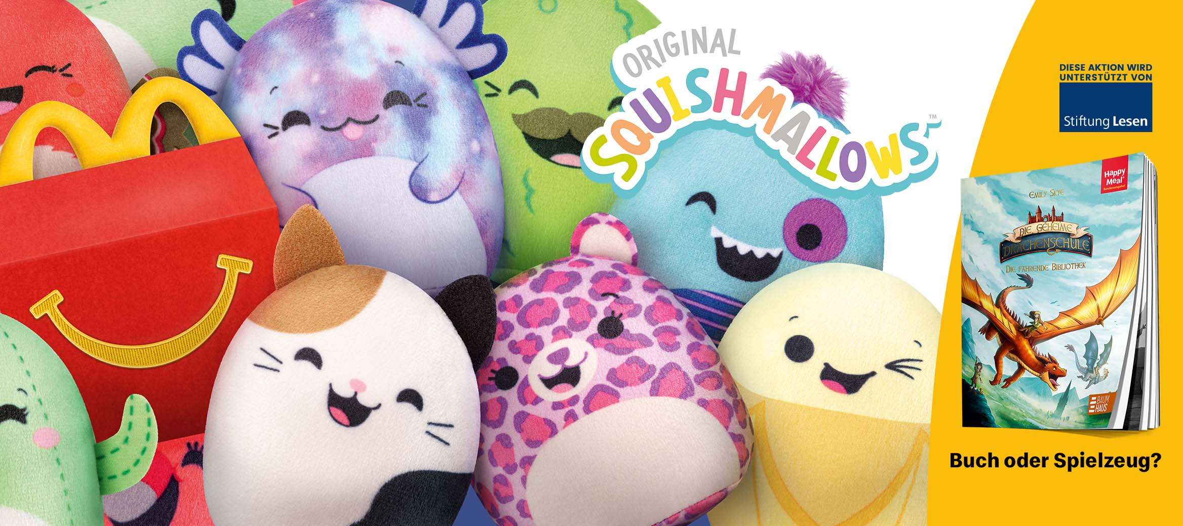 Gezeigt wird eine Happymeal-Tüte, die umhäuft ist mit farbenfrohen Squishmallows Plüschspielzeugen. Daneben sieht man das Buchcover des Titels "Die Geheime Drachenschule".