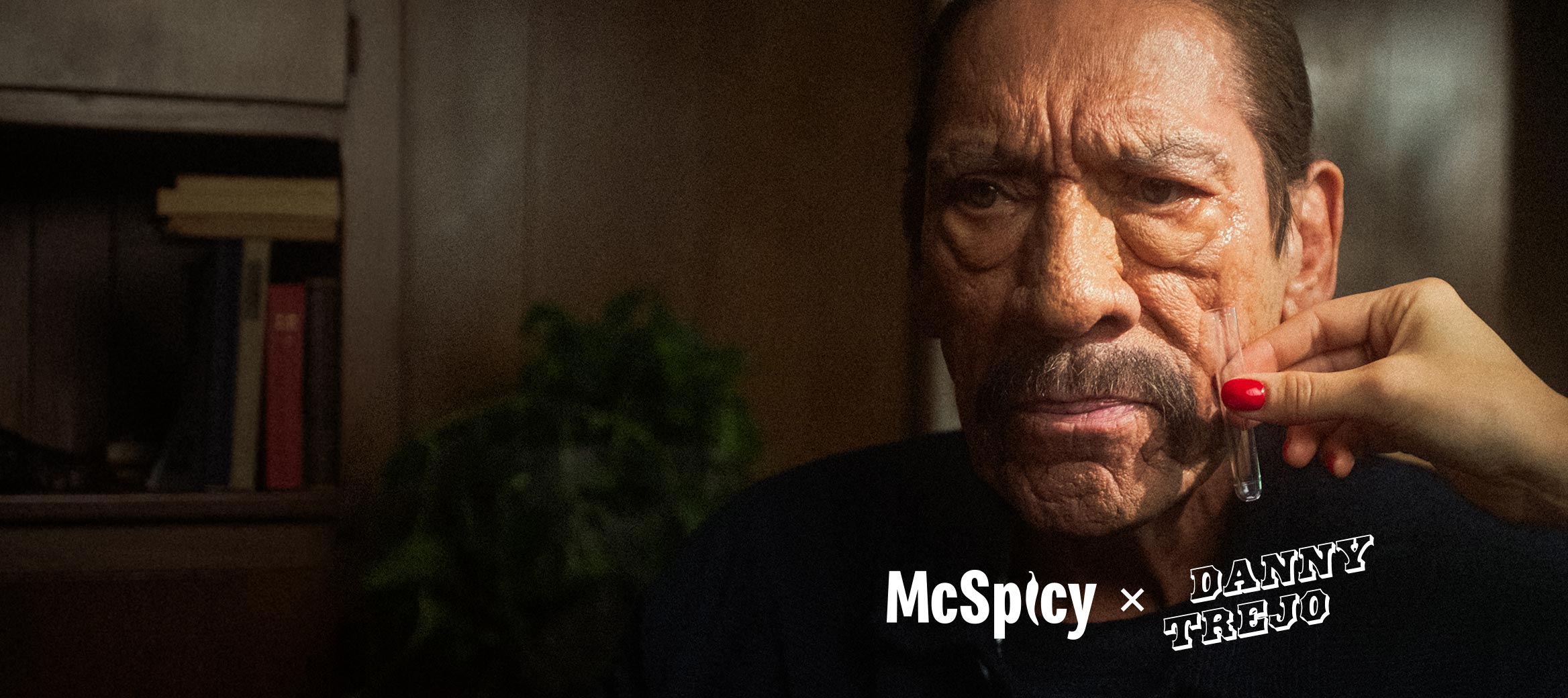 Wir sehen Hollywood’s Bad Boy Danny Trejo den neuen McSpicy essen. Der Burger ist so scharf, dass Danny Trejo eine seltene Träne aus dem Auge kullert – vielleicht das erste Mal in seinem Leben.