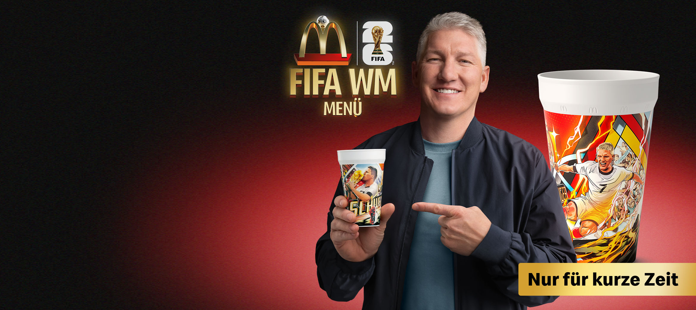 Abgebildet: Sebastian Schweinsteiger präsentiert seinen Sammelbecher.