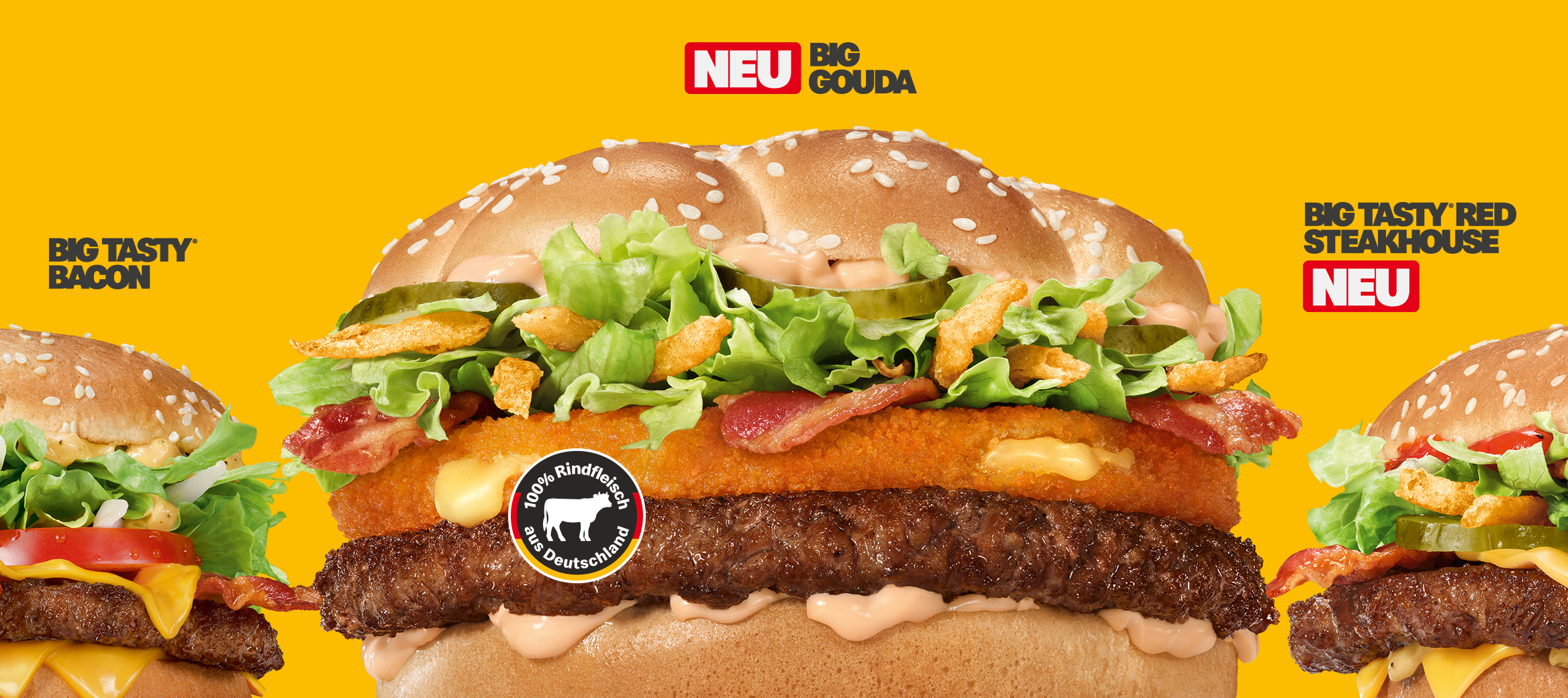 Big Gouda in der Mitte, Big Tasty® Bacon links, Big Tasty® Red Steakhouse rechts, auf gelbem Hintergrund