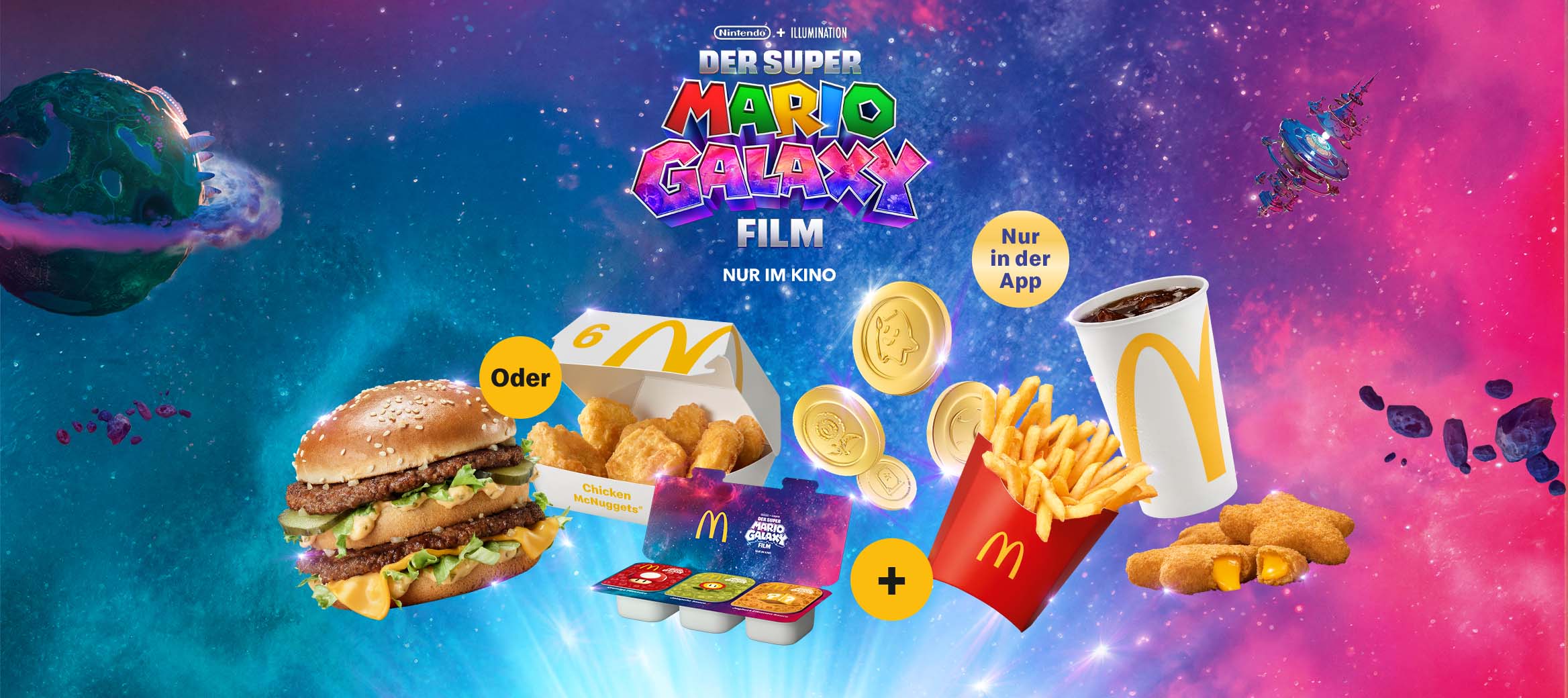 Ein Big Mac® oder eine Box 6er Chicken McNuggets®, neue Dip Saucen, dazu eine Packung Pommes Sterne Snackers, eine Cola, und goldene Coins auf einem galaktischen Hintergrund unter dem Titel "Der Super Mario Galaxy Film, von Nintendo + Illumination, nur im Kino"