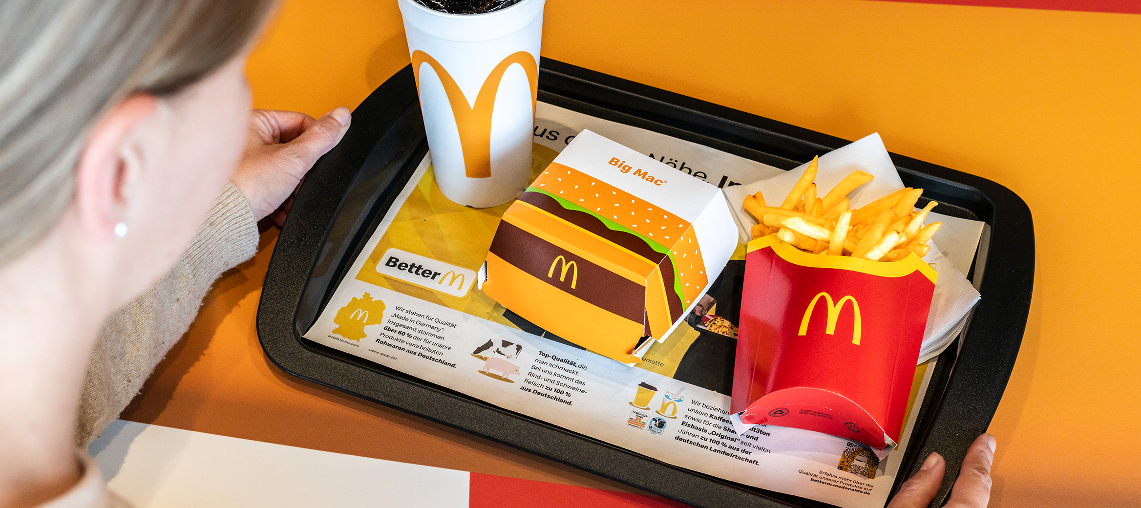 Tablett mit McDonald’s Verpackungen und Informationen zu Produkten und Zutaten