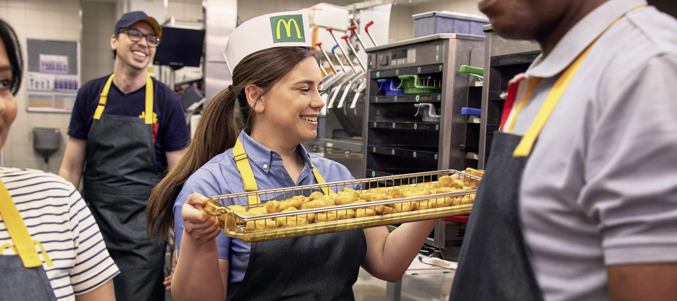 Mitarbeiterin bereitet Chicken Nuggets zu