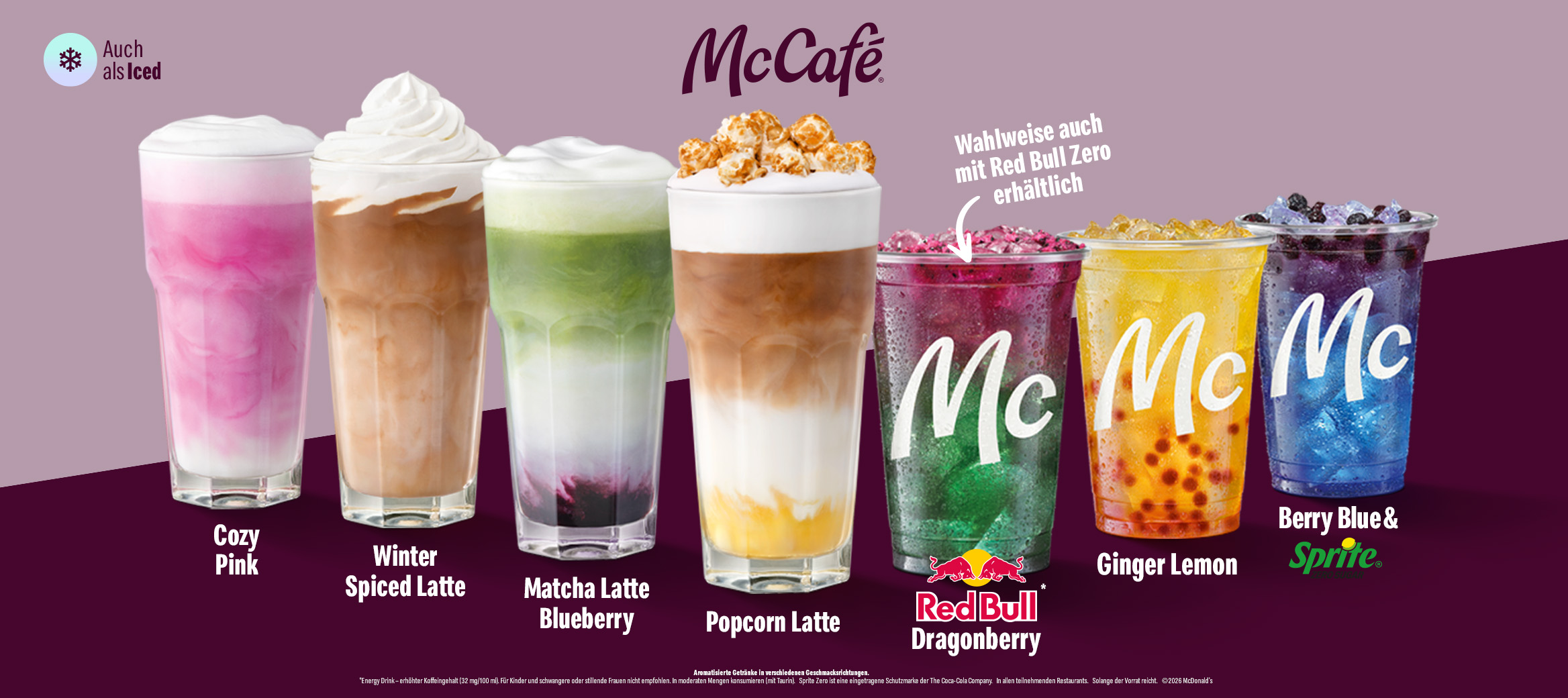 Werbegrafik von McCafé mit sieben bunten Herbstgetränken vor einem zweifarbigen Hintergrund in Altrosa und Dunkelviolett. Von links nach rechts sind Cozy Pink, Winter Spiced Latte, Matcha Latte Blueberry und Popcorn Latte in hohen Gläsern mit cremigen Schichten und Sahnehauben zu sehen. Daneben stehen drei erfrischende Kaltgetränke mit Eiswürfeln: Red Bull Dragonberry in Pink-Grün, Ginger Lemon in Gelb-Orange und Berry Blue & Sprite in Blau-Violett. Oben befindet sich das McCafé-Logo sowie der Hinweis, dass die Getränke auch als Iced-Varianten beziehungsweise teilweise mit Red Bull Zero erhältlich sind.