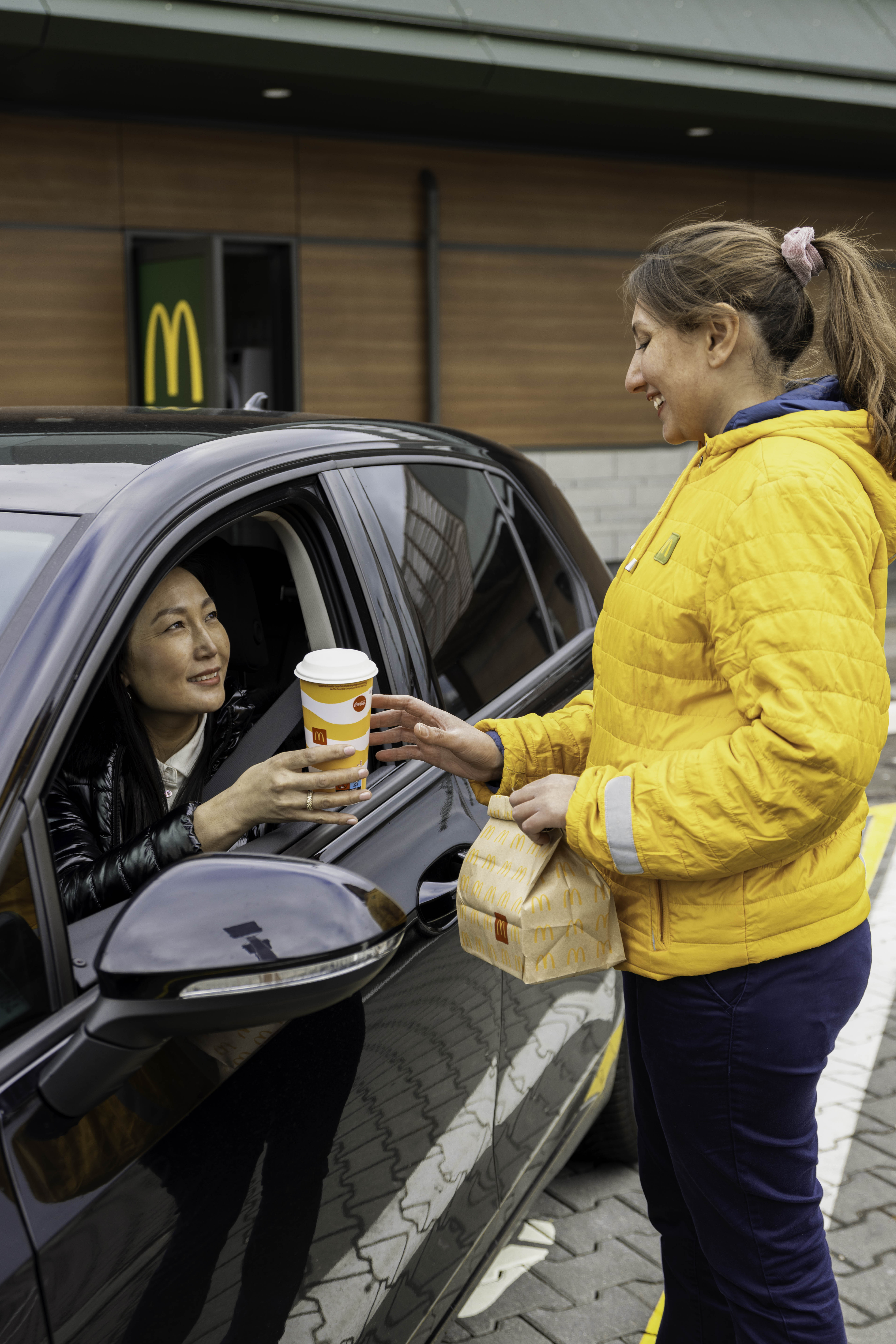 Essensausgabe Curbside an einen Gast 