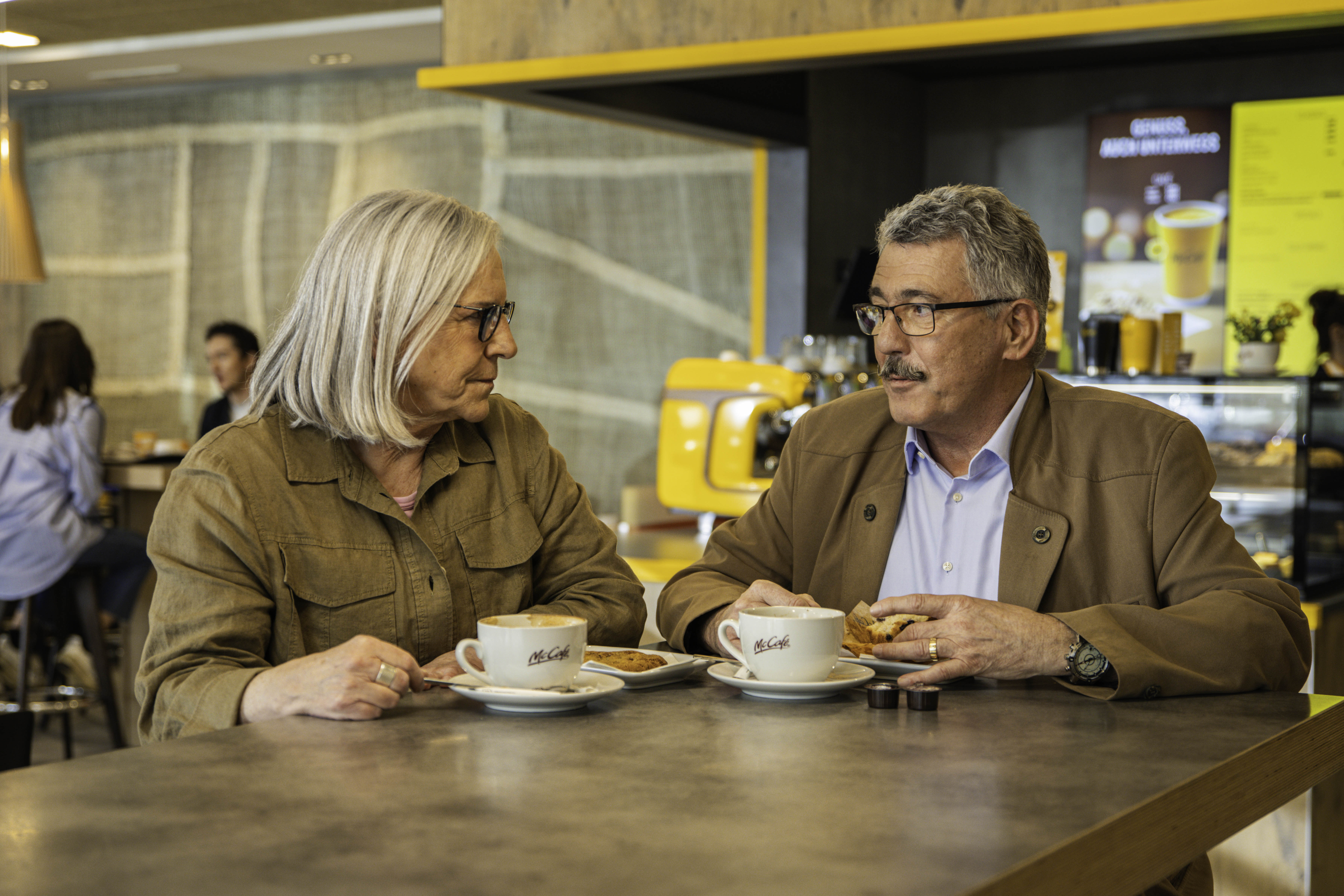 Gäste trinken Café im McCafé 