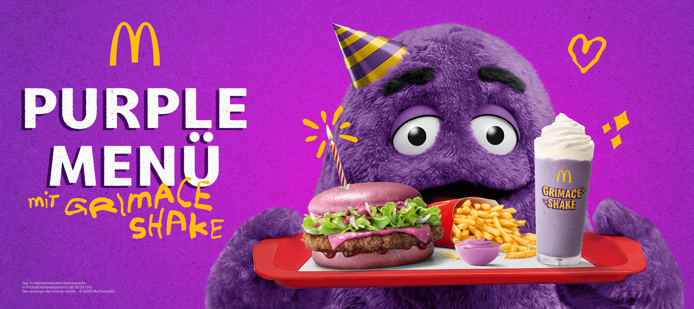 Die Figur Grimace hält ein Tablett in der Hand, auf dem ein Purple BBQ, Purple Dip, Grimace Shake und Pommes liegen; links daneben steht "Purple Menü mit Grimace Shake".