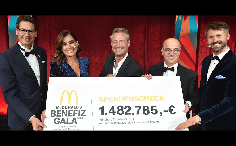 Präsentation des Schecks zur Spendengala 2024