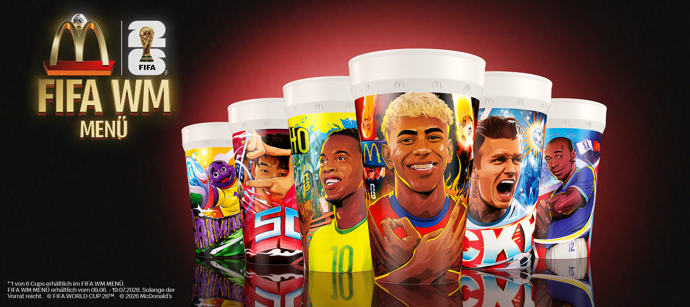 Links steht "FIFA WM Menü" unter den Logos von McDonald’s und FIFA, rechts daneben die sechs verschiedenen Becher mit: Grimace, Heung-Min Son, Ronaldinho Gaúcho, Lamine Yamal, David Beckham, Thierry Henry. Als Legal Line steht "1 von 6 Cups erhältlich im FIFA WM Menü. FIFA WM Menü erhältlich vom 09.06. - 19.07.2026. Solange der Vorrat reicht. © FIFA WORLD CUP 2026™. © 2026 McDonald’s".