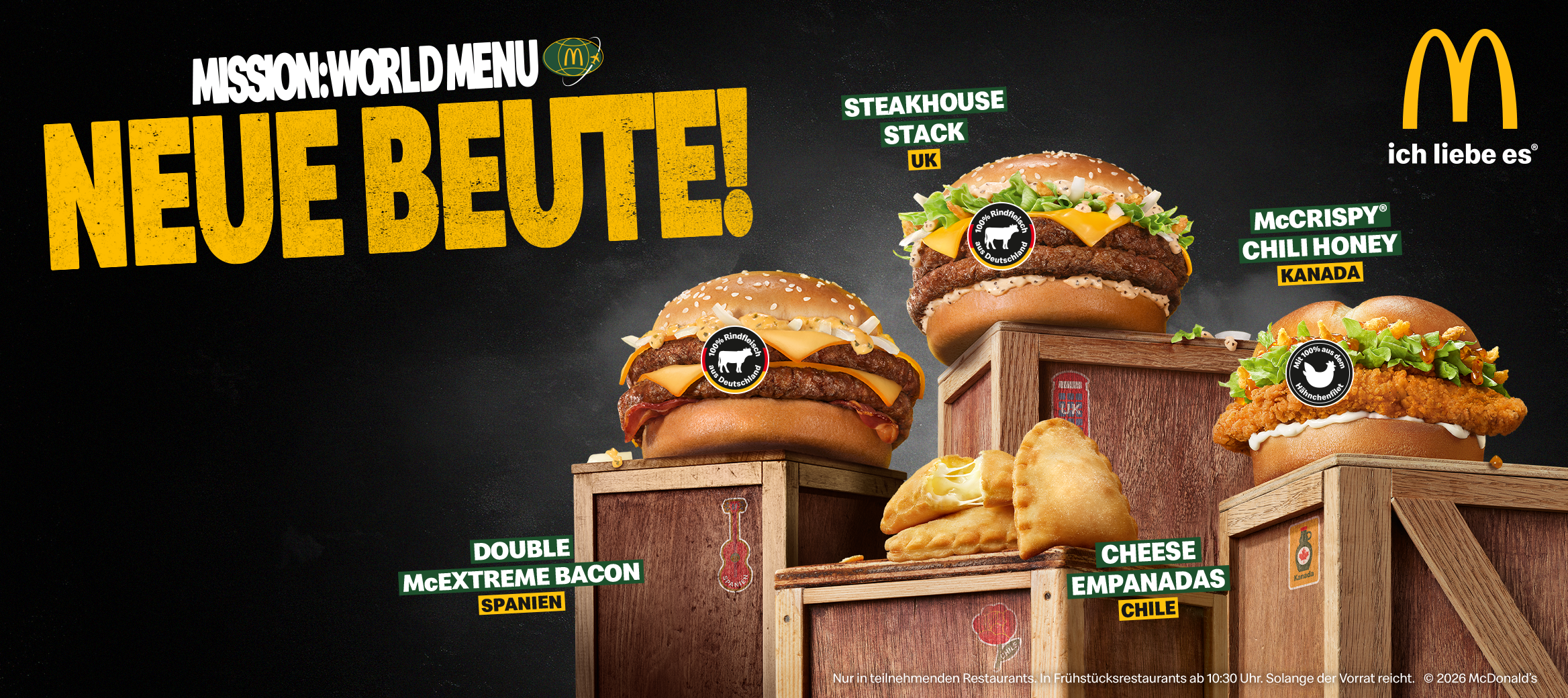 McDonald's-Werbemotiv zur Aktion „Mission: World Menu – Neue Beute!“ mit vier internationalen Aktionsprodukten: Double McExtreme Bacon (Spanien), Steakhouse Stack (UK), Cheese Empanadas (Chile) und McCrispy Chili Honey (Kanada).