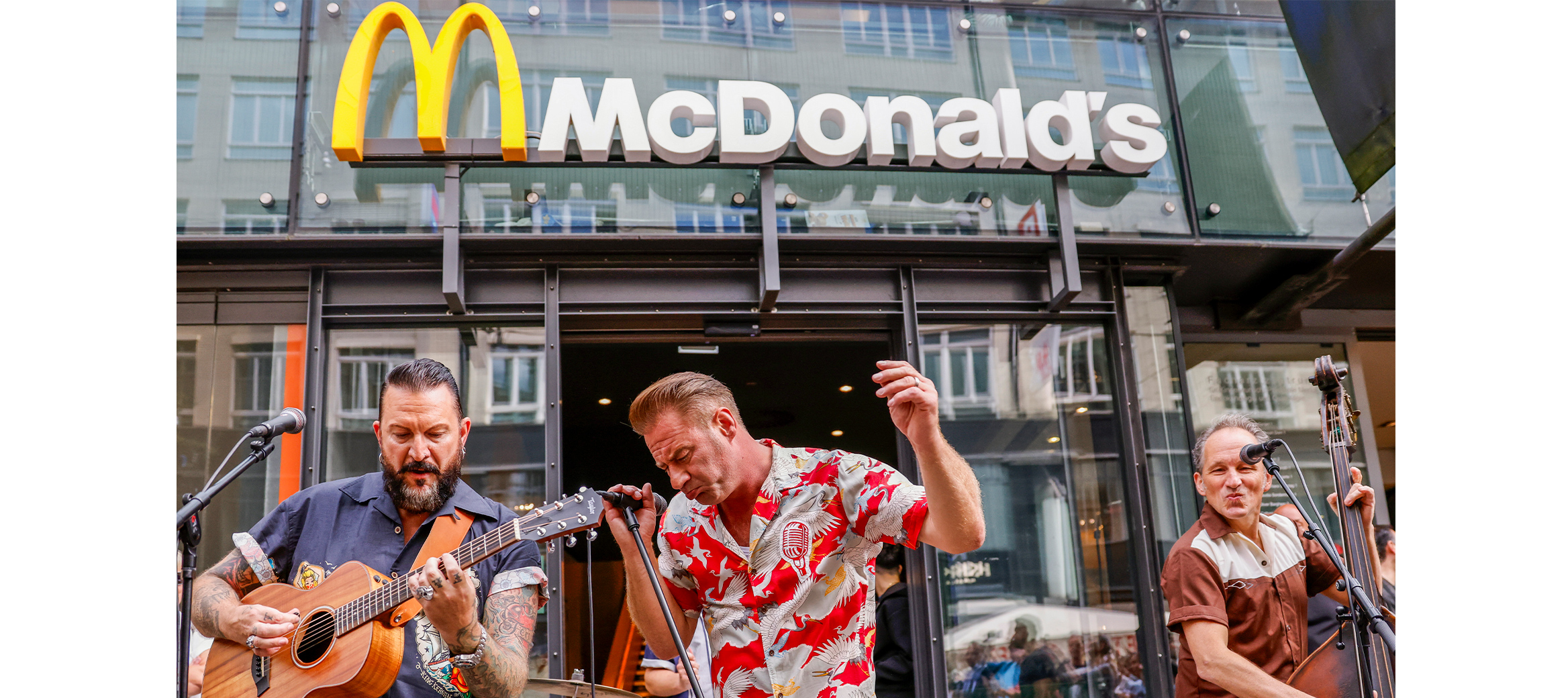 Bild mit Dick Brave am Mikrofon vor einer McDonald's Filiale