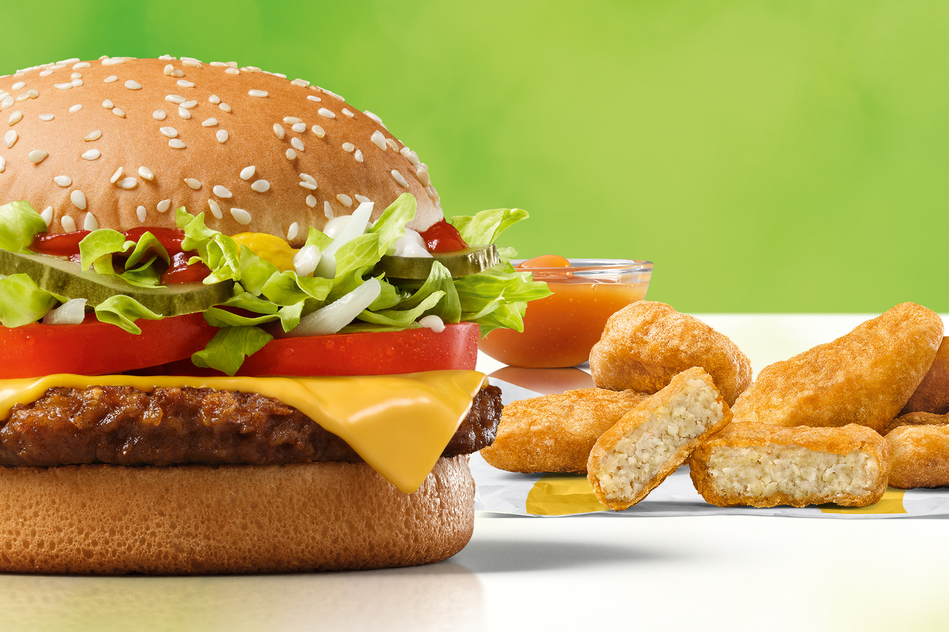 Abbildung McPlat® Burger und Nuggets auf grünem Hintergrund