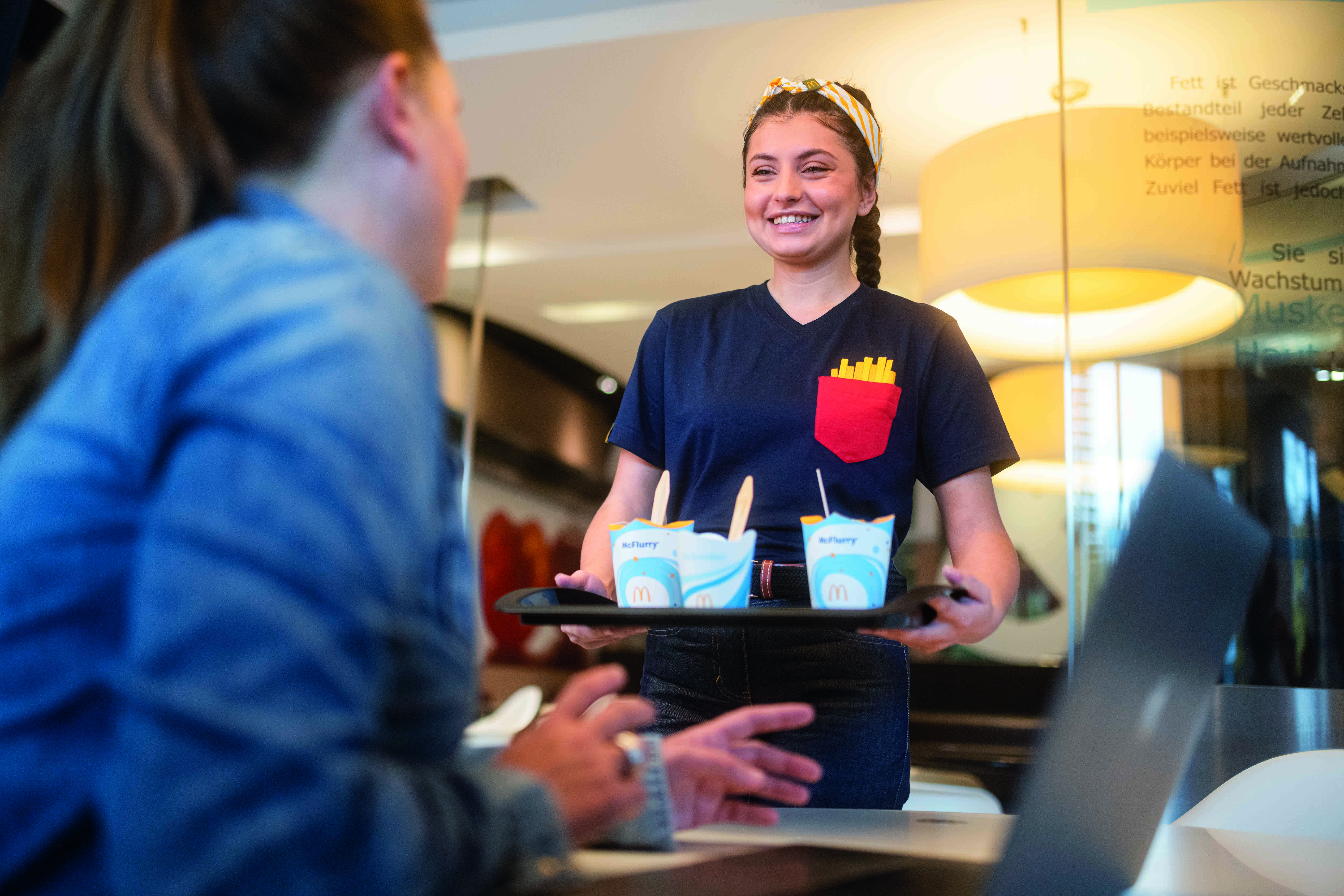 Tischservice an Gäste im Restaurant