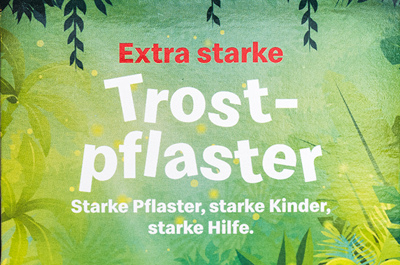 Text: Extra starke Trostpflaster - Starke Pflaster, starke Kinder, starke Hilfe.