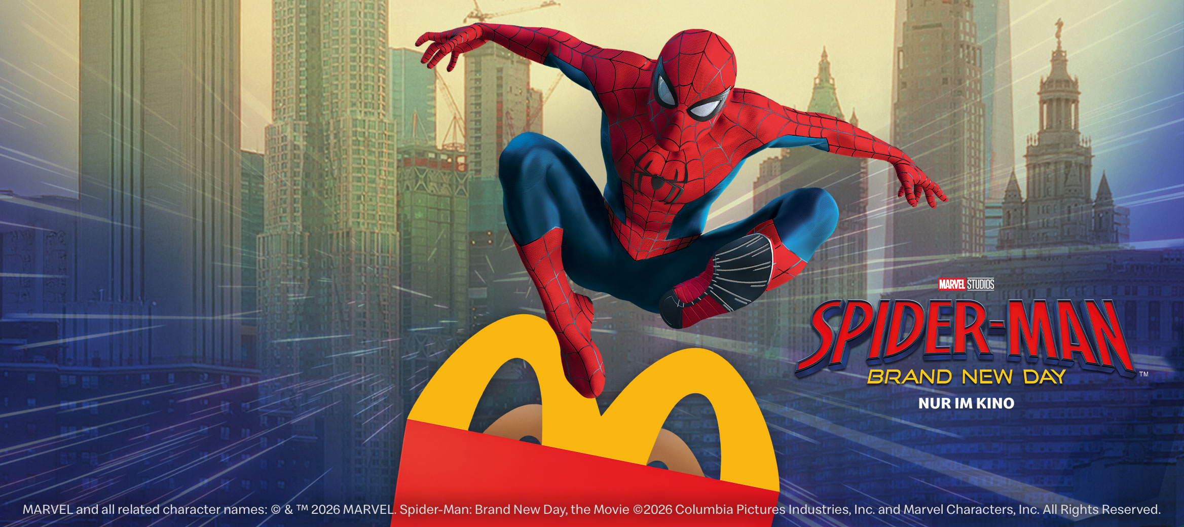 Werbegrafik für das McDonald's Happy Meal zu "Spider-Man: Brand New Day". Spider-Man schwingt dynamisch über die Stadtkulisse von New York.