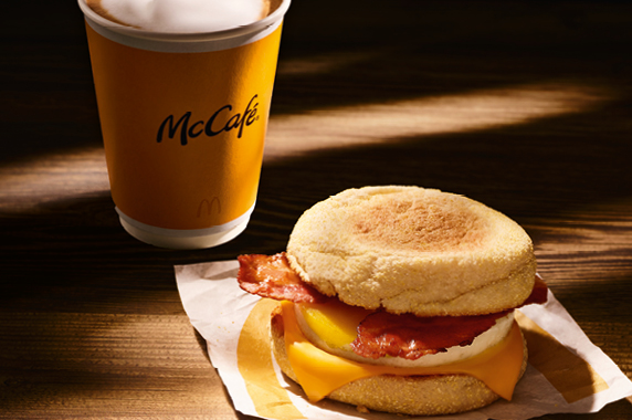 Die Highlights des Frühstückssortiments: McMuffin® Bacon & Egg, das köstliche Bircher Müsli – begleitet von feinstem Café.
