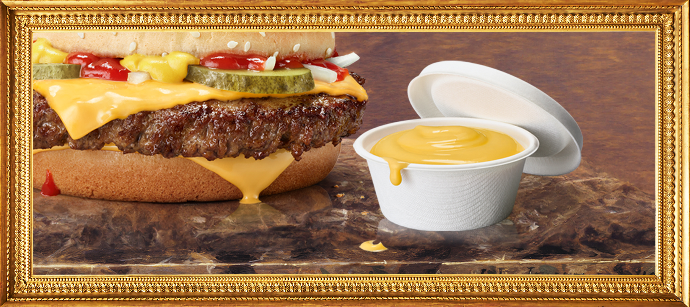 Ein Ölgemälde im Gold-Rahmen, auf dem der limitierte Cheese Dip im Vordergrund steht, dahinter sieht man den Hamburger Royal Cheese.