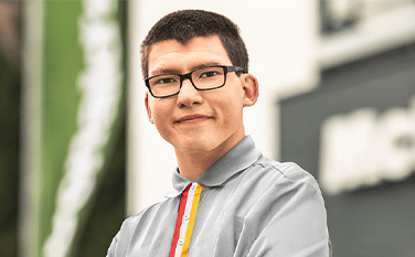 Bild eines McDonald's Mitarbeiters mit Behinderung
