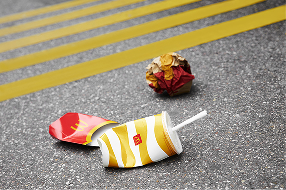 Weggeworfene McDonald's Verpackungen auf einer Straße