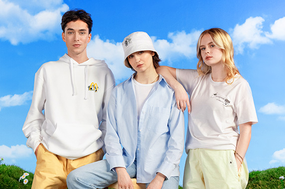 Abbildung Influencer mit Merch Produkten