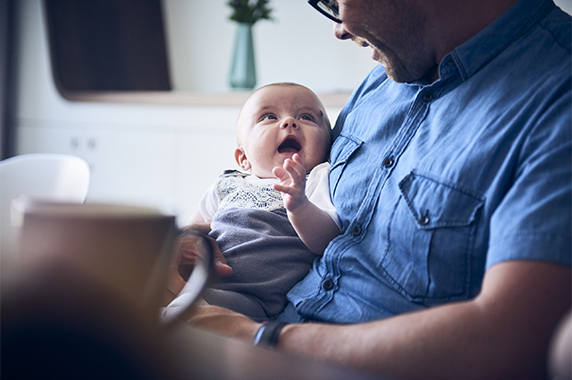 Ein Baby liegt in den Armen einer Person