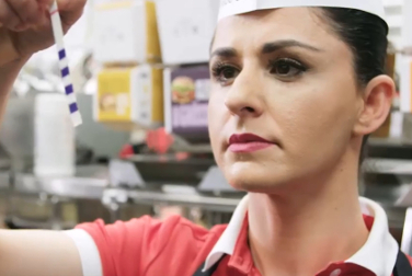 Eine McDonald's Mitarbeiterin begutachtet einen Teststreifen in der Küche