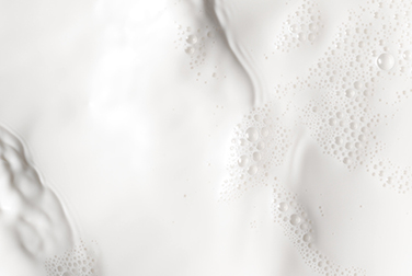 Aufgeschäumte Milch im Close-up.