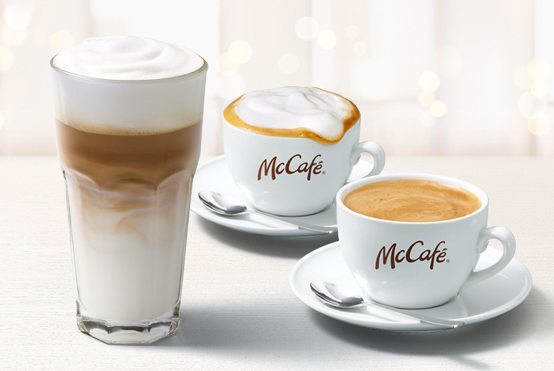 McCafé® Drinks: Latte Macchiato, Cappuccino und ein Café.