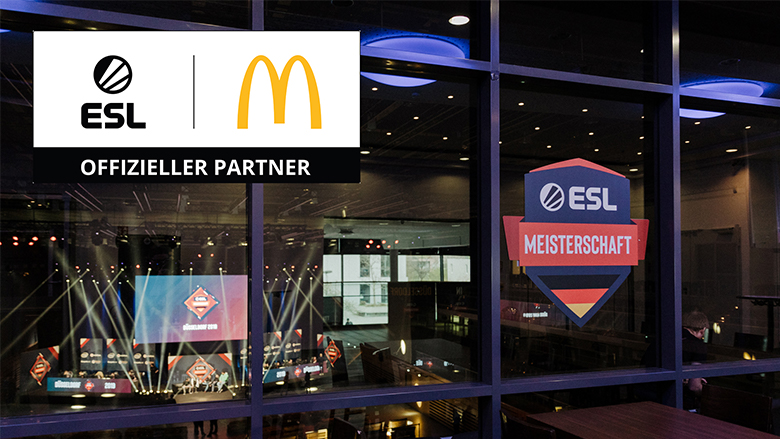 Blick von außen in eine Halle mit einer E-Sport-Bühne. Logo: ESL | McDonald's Offizieller Partner