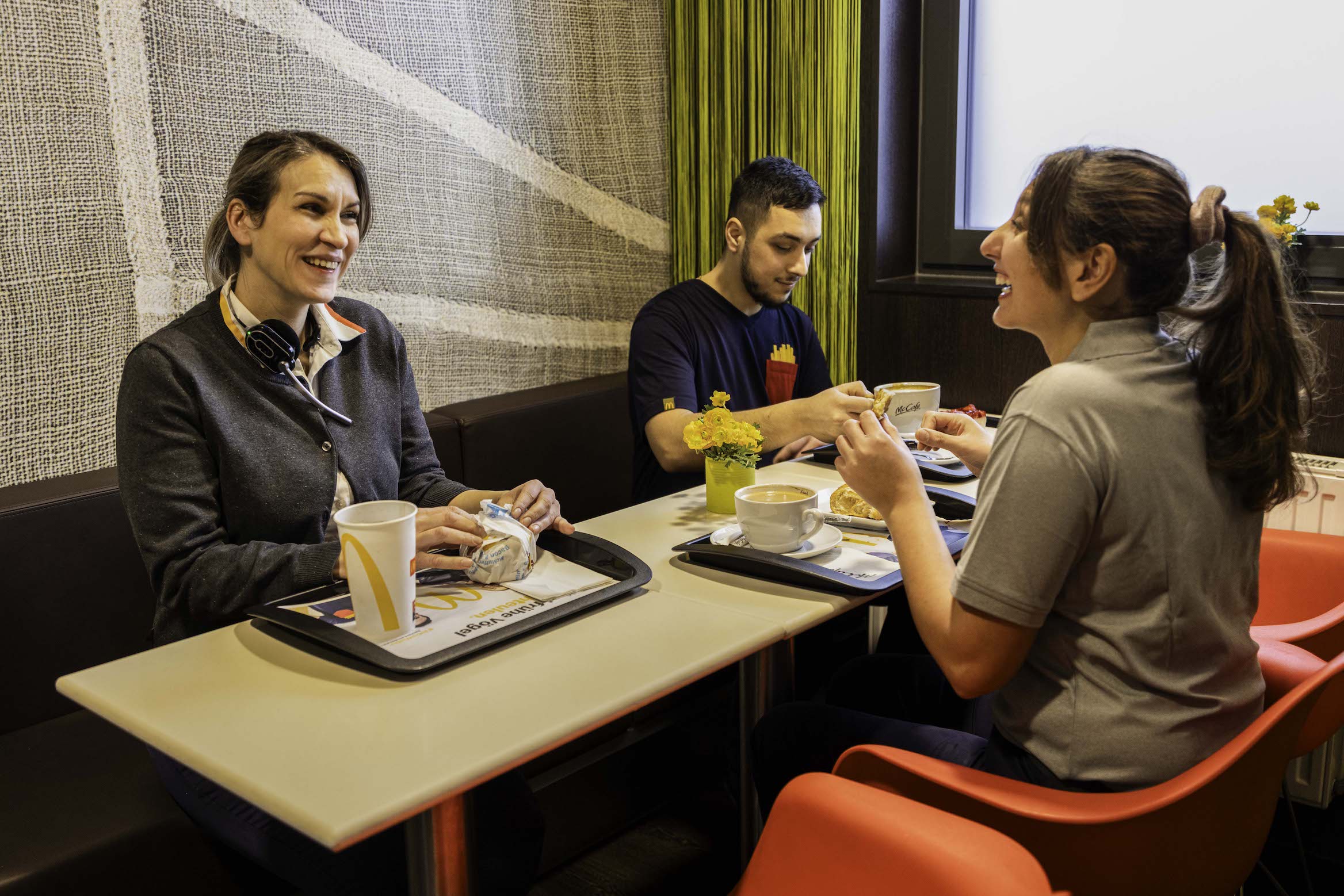Bild von McDonald's Mitarbeiter:innen beim Essen