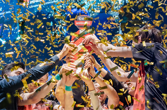 E-Sportler stemmen im goldenen Konfettiregen den Pokal der ESL-Meisterschaft in die Höhe