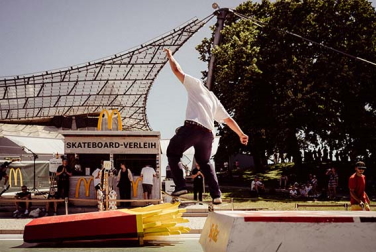 Skateboardfahrer in Skatepark mit Hindernissen in Form von McDonald's Produkten