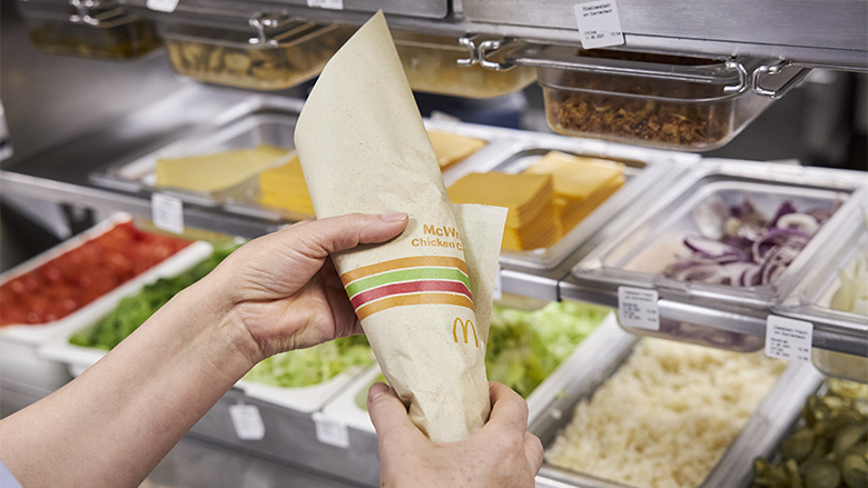 McWrap® in Papierverpackung vor Zutatentheke