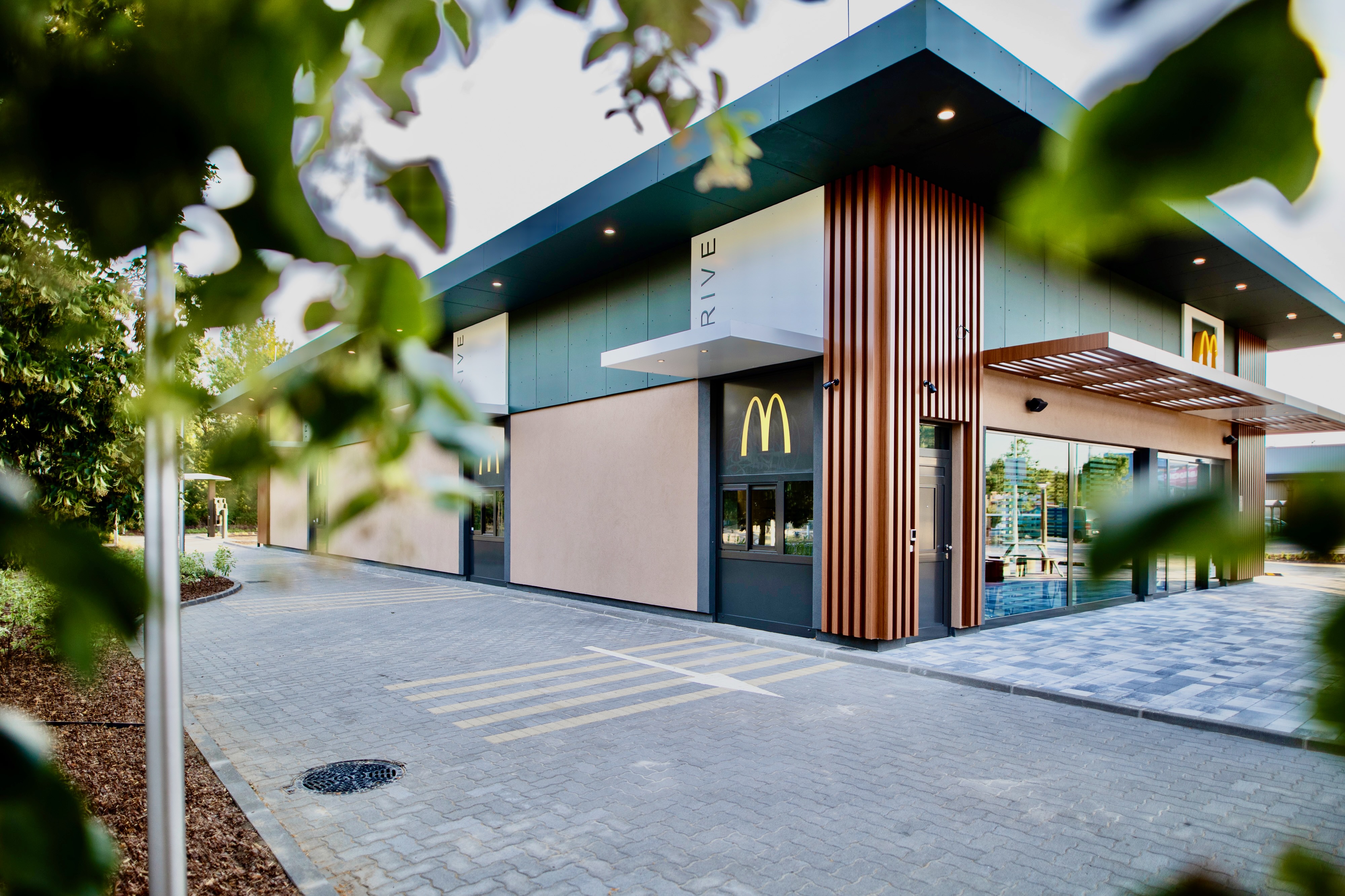 2026.06.30. McD NSO Tatabánya 3 étterem befotózása.