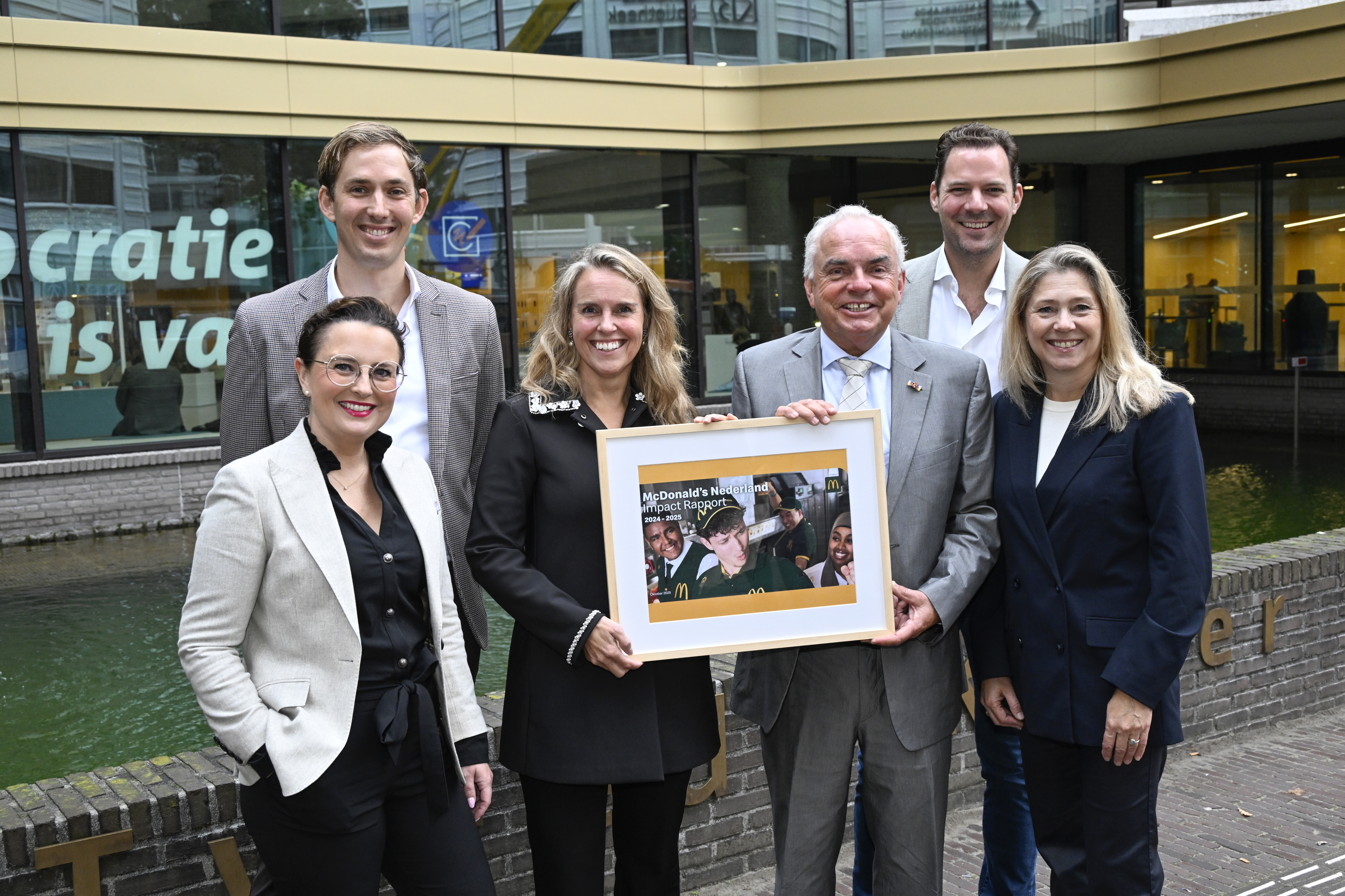 Nederland, Den Haag, 14 okt. 2025
Dolly van den Akker, Director van McDonald’s Nederland overhandigt impact Rapport 2024-2025 aan speciaal Regeringsvertegenwoordiger circulaire economie, Steven van Eijck en McDonald’s Franchisenemers
Foto: ANP / Peter Hilz